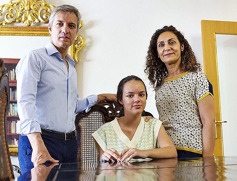 La estudiante de 2º de Bachillerato María Lobo, con sus padres.
